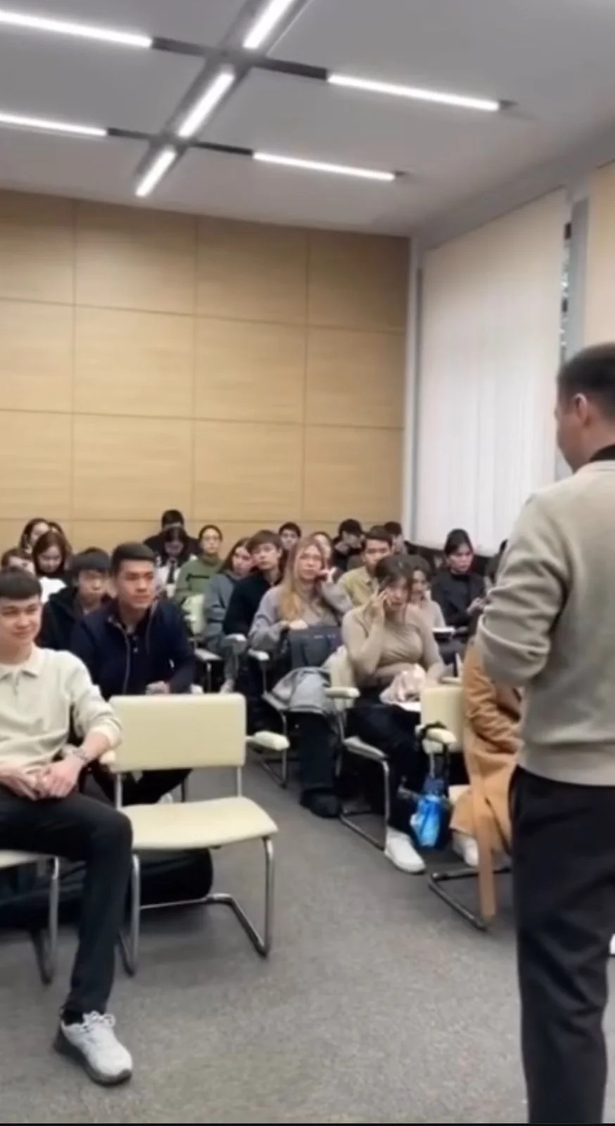 Студенты на ярмарке вакансий